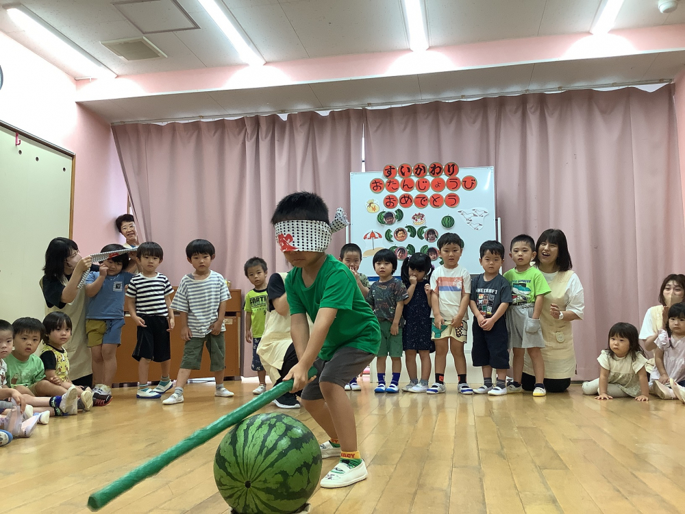 ８月のお誕生日会・すいか割り